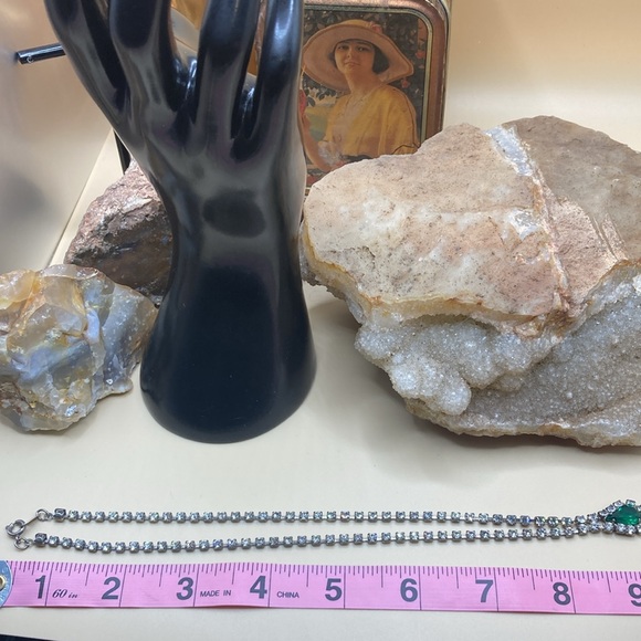 Vintage rhinestone clear and green rhinestone teardrop necklace. - Picture 7 of 7